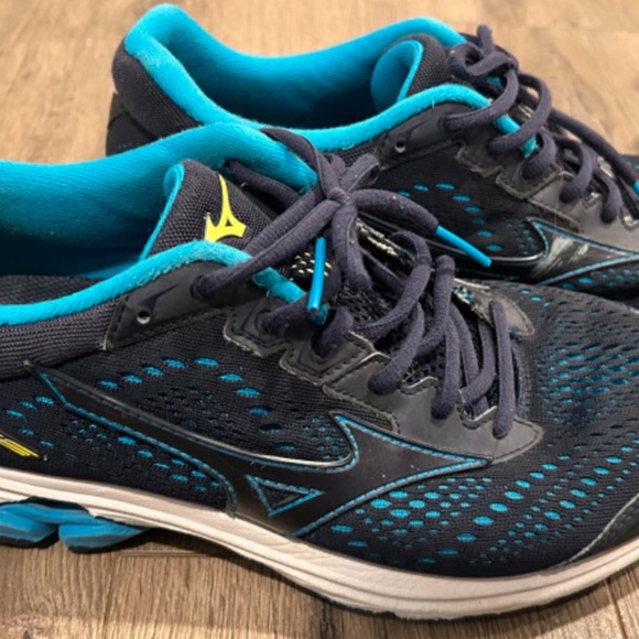 Mizuno Running Shoes - Picture 2 of 6